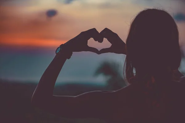 Bir Kız Kalp Şekli Simgesiyle Silüeti — Stok fotoğraf