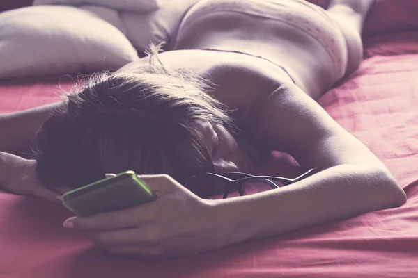 Vrouw Met Cellphone Bed Texting Verslaving — Stockfoto