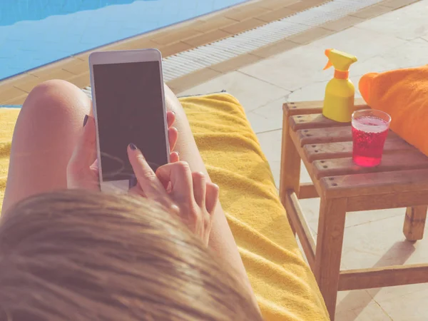 Ragazza Che Utilizza Cellulare Vicino Alla Piscina — Foto Stock