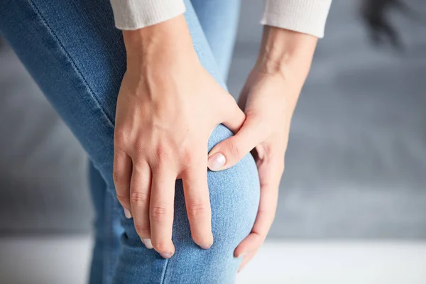 Bacak Fiziksel Yaralanma Diz Ortak Acı Kısmı Vücut Tutan Kadın — Stok fotoğraf