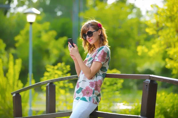 Весела Дівчина Використовує Мобільний Телефон Хороший Літній День — стокове фото