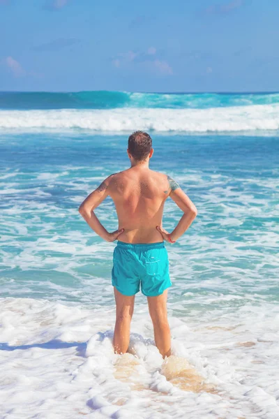 Mann Genießt Strand Des Tropischen Ozeans — Stockfoto