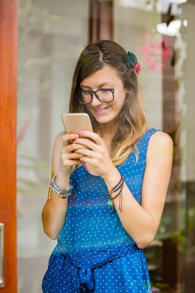 Mujer Joven Usando Teléfono Inteligente Interior Reflejo Ventana Desde Exterior — Foto de Stock