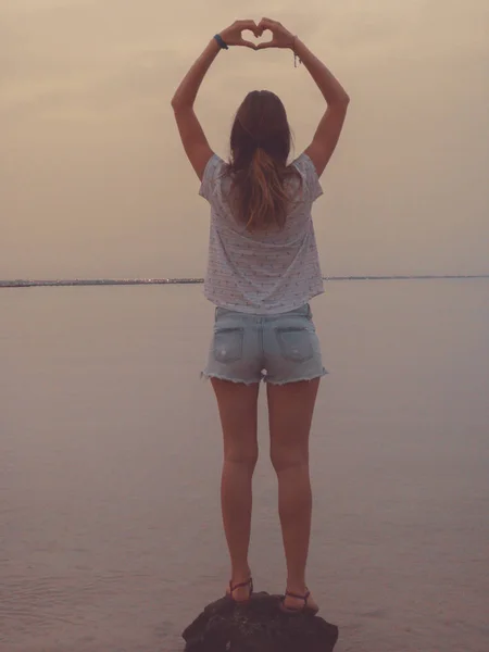 Flickan Håller Hjärta Form Solnedgången Soluppgång Tid — Stockfoto