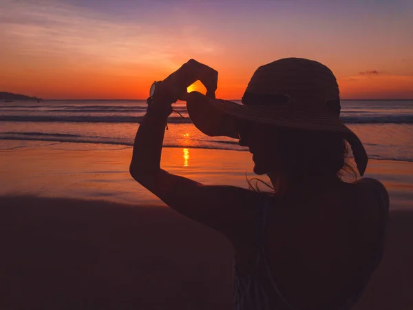 海で楽しんでいる笑顔の少女 海の日没時に表示 — ストック写真