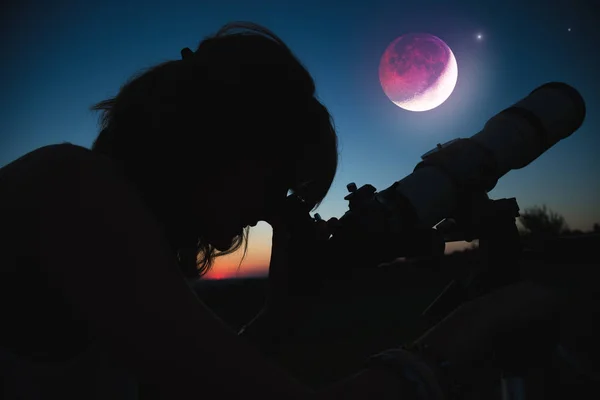 Flickan Tittar Lunar Eclipse Genom Ett Teleskop Mitt Astronomi Arbete — Stockfoto