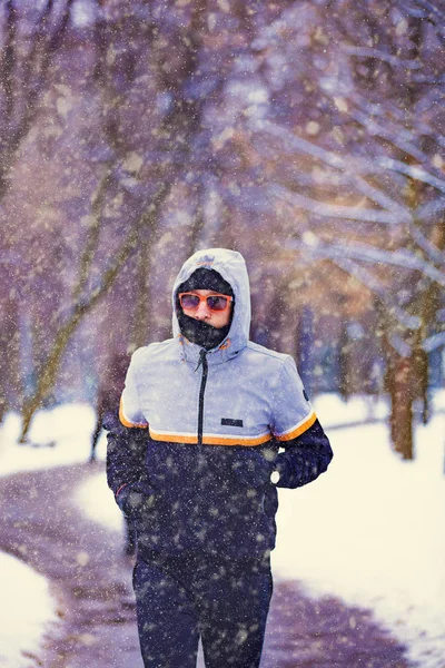 Ember Jogging Havas Park Hideg Időjárás — Stock Fotó