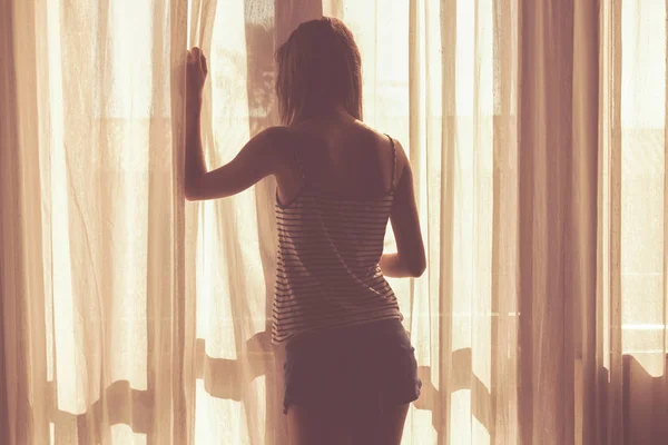 Silhouet Van Een Meisje Tijdens Het Wakker Worden Kamer — Stockfoto
