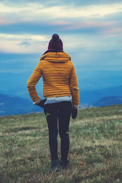 Woman Standing Empty Mountain Meadow — Stock Photo, Image