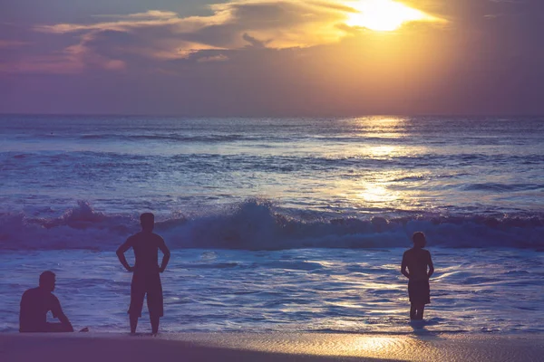 Silhouetten Von Menschen Meer Küste Bei Sonnenuntergang Sonnenaufgang — Stockfoto