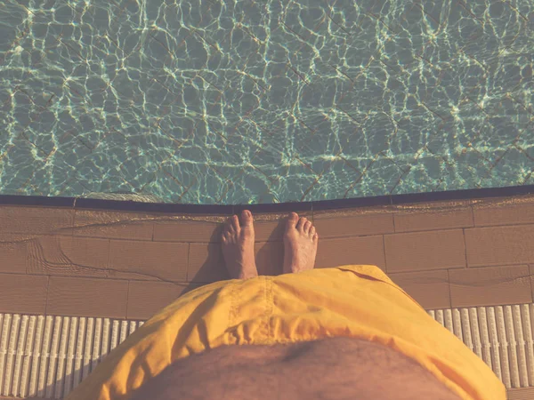 Man Genieten Bij Het Zwembad Een Warme Zomerdag — Stockfoto