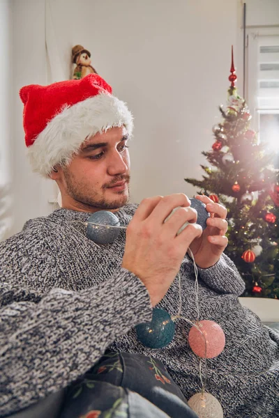 ソファと Waiitng クリスマスに一人で座っている男 大晦日 — ストック写真