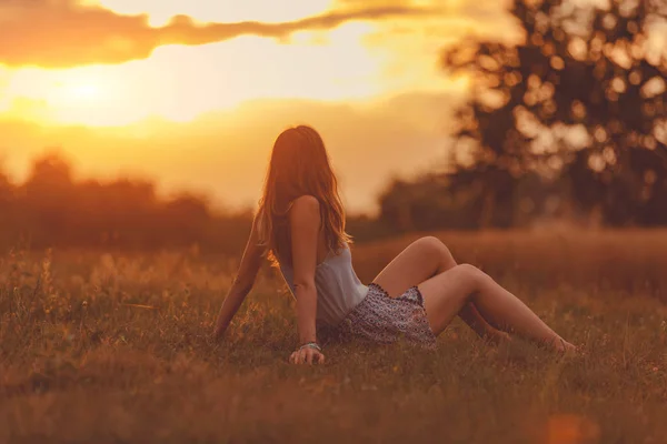 Ragazza Godendo Nel Prato Tramonto Oro — Foto Stock