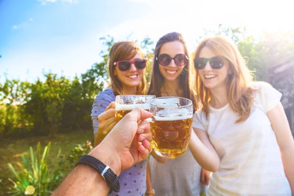 Gruppo Giovani Donne Che Divertono All Aperto Con Birra — Foto Stock