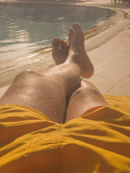 Homem Desfrutando Piscina Dia Quente Verão — Fotografia de Stock