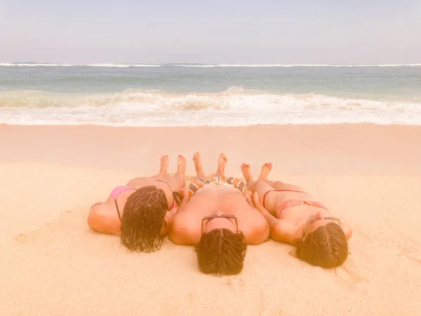 Amigos Disfrutando Una Playa Arena Tropical Océano Mar — Foto de Stock