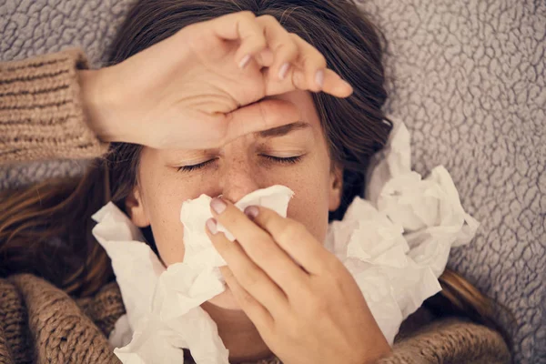 季節の感染症を持つ病気の女性 インフルエンザ ベッドに横たわってアレルギー — ストック写真