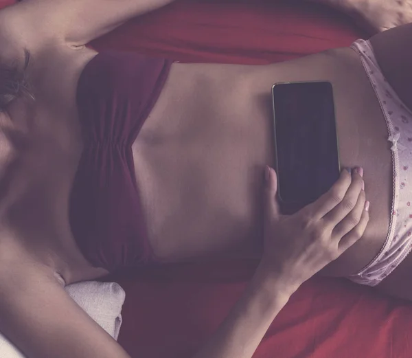 Жінка Мобільним Телефоном Ліжку Смс Залежність — стокове фото