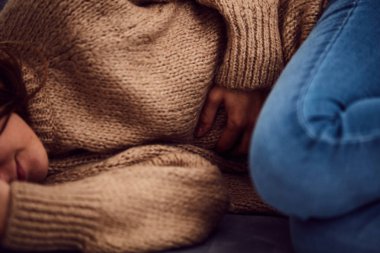 Kadın mide sorunlarınız / kanepede yatarken sorunları.