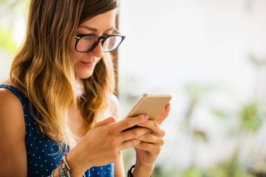 Akıllı telefon kapalı kullanan genç kadın. 