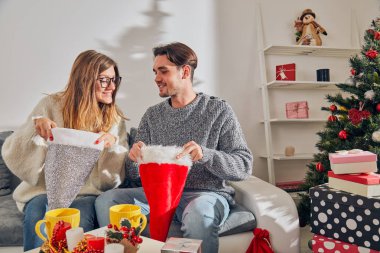 Mutlu çift yeni yıl zevk / Noel arifesi.