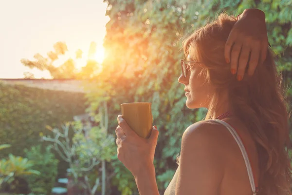 Ragazza Carina Godendo Caffè Del Mattino Sul Portico — Foto Stock