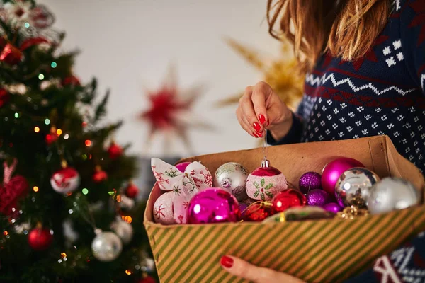 Frau Bereitet Glänzende Dekoration Für Weihnachten Silvester — Stockfoto