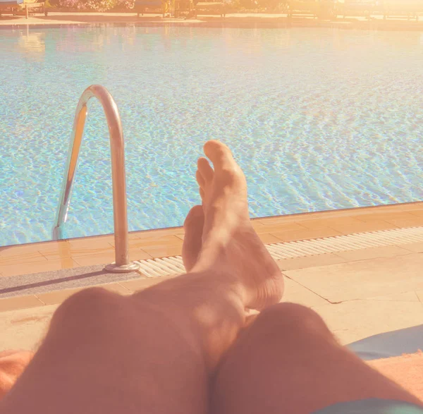 Mann Genießt Einem Heißen Sommertag Schwimmbad — Stockfoto