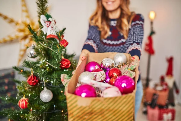 Frau Bereitet Glänzende Dekoration Für Weihnachten Silvester — Stockfoto