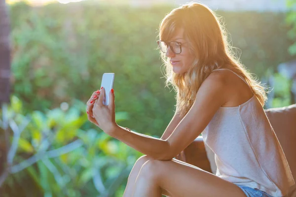 Мила Дівчина Тримає Мобільний Телефон Насолоджується Літом — стокове фото