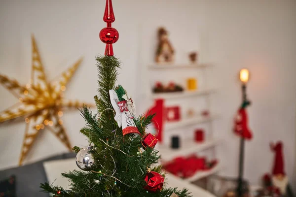 Frau Bereitet Glänzende Dekoration Für Weihnachten Silvester — Stockfoto