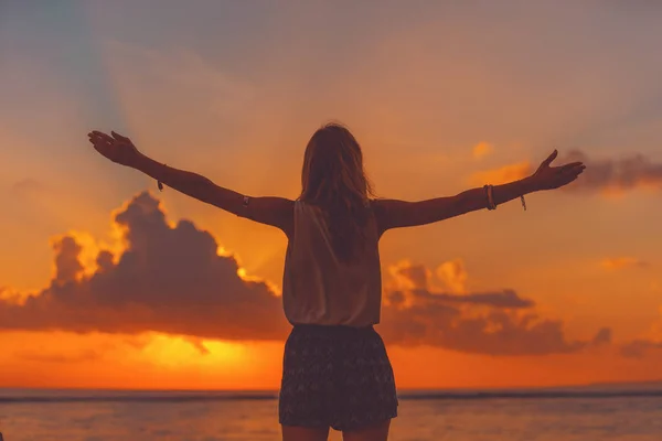 Girl Arms Wide Open Enjoying Sea Ocean Scenery Sunset — Φωτογραφία Αρχείου