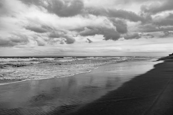 Plage Volcan Sable Noir Sur Côte Océan Mer — Photo