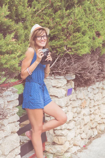 Happy Smiley Girl Retro Camera Enjoying Outdoors — Stock Photo, Image