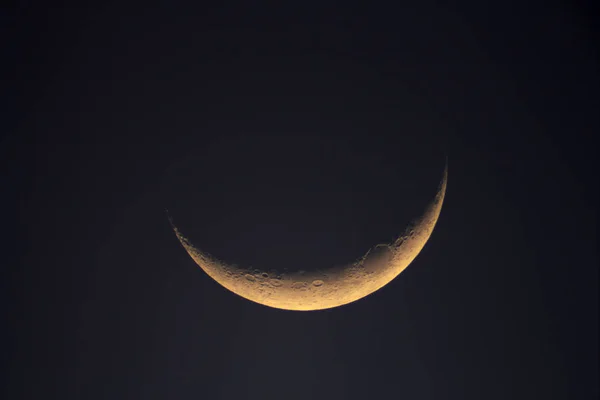 月亮是通过一个大望远镜拍摄的 我的天文学工作 — 图库照片