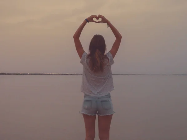 Flickan Håller Hjärta Form Solnedgången Soluppgång Tid — Stockfoto