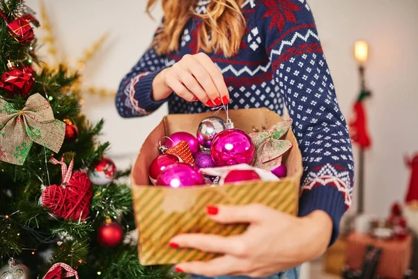 Frau Bereitet Glänzende Dekoration Für Weihnachten Silvester — Stockfoto