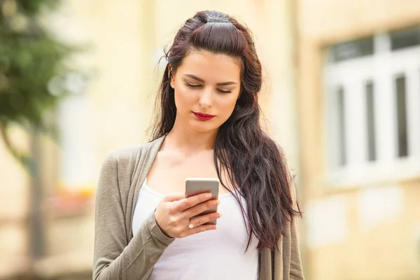 Linda Mujer Joven Utilizando Teléfono Celular Entorno Urbano — Foto de Stock