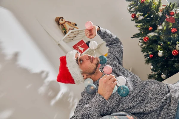 Homem Sentado Sofá Esperando Sozinho Para Natal Véspera Ano Novo — Fotografia de Stock