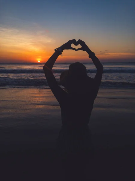 Menina Fazendo Coração Sinal Forma Com Mãos Pôr Sol Mar — Fotografia de Stock