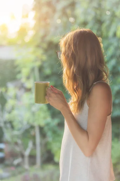 Söt Flicka Njuter Morgon Kaffe Verandan — Stockfoto