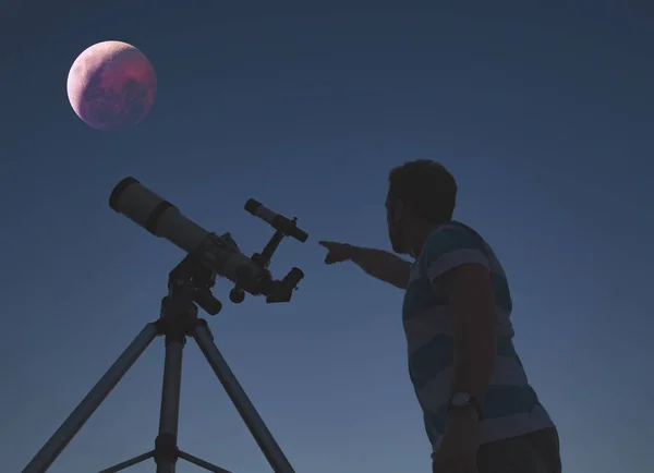 Hombre Mirando Eclipse Lunar Través Telescopio Trabajo Astronomía —  Fotos de Stock