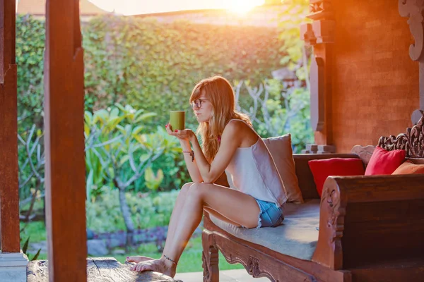 Flicka Njuter Morgon Kaffe Trädgården Soffan — Stockfoto