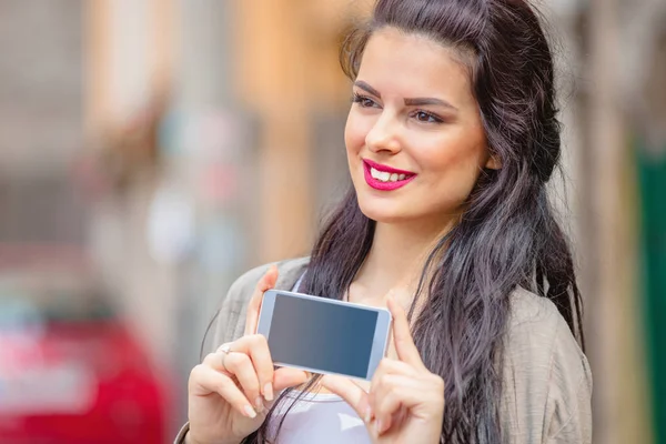 Linda Mujer Joven Utilizando Teléfono Celular Entorno Urbano — Foto de Stock