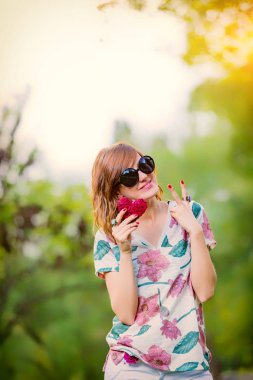 Barış için bir kalp şeklinde işaret ve iki parmak - - semboller tutan Şirin genç kadın.