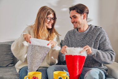 Mutlu çift yeni yıl zevk / Noel arifesi.