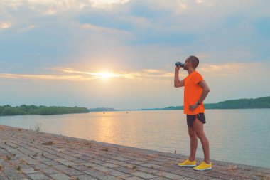 Yorgun jogger yapım bir duraklama ve içme suyu.