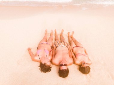 Kumlu bir tropikal okyanusta zevk arkadaş / deniz plaj.