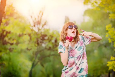 Barış için bir kalp şeklinde işaret ve iki parmak - - semboller tutan Şirin genç kadın.