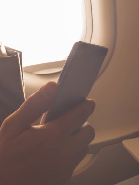 Uçağın içinde Smartphone kullanan adam.